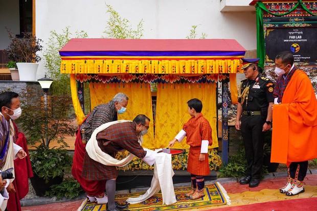 Hoàng hậu Bhutan đón sinh nhật với vẻ đẹp không tuổi, để Hoàng tử Rồng một mình làm nhiệm vụ hoàng gia ở tuổi lên 6 - Ảnh 4.