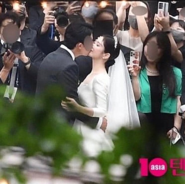 Toàn cảnh đám cưới hot nhất ngày: Jang Nara hôn chú rể say đắm, Lee Sang Yoon - Jung Yong Hwa và dàn sao hạng A có màn chúc mừng đặc biệt - Ảnh 3.
