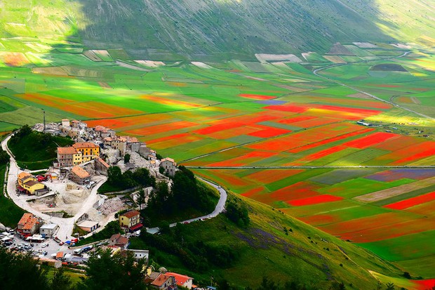 Kỳ diệu ngôi làng cổ nằm lơ lửng ở độ cao 1452 mét, cứ đến mùa hè là biến thành thảm hoa đầy màu sắc giữa châu Âu - Ảnh 3.