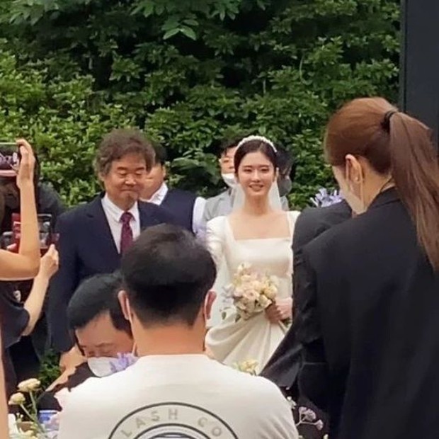Toàn cảnh đám cưới hot nhất ngày: Jang Nara hôn chú rể say đắm, Lee Sang Yoon - Jung Yong Hwa và dàn sao hạng A có màn chúc mừng đặc biệt - Ảnh 8.