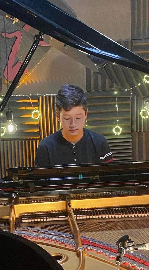 Con trai cả của Jennifer Phạm: Là thủ khoa trung học, đánh piano thần sầu, nhưng tính cách này mới là điều khiến bố mẹ tự hào nhất - Ảnh 2.