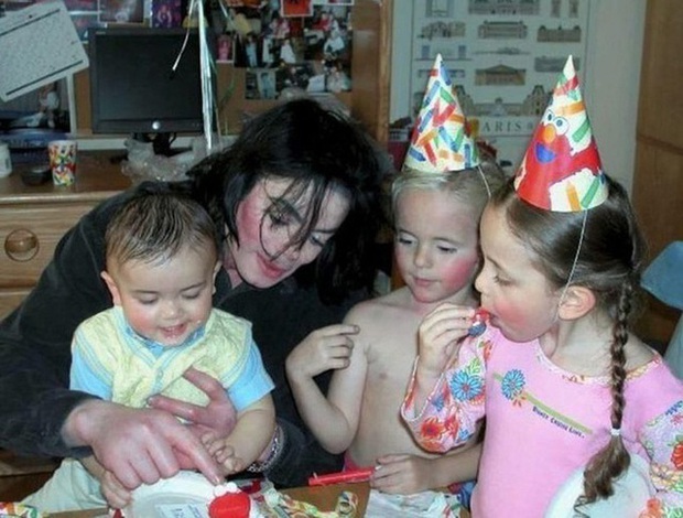 13 năm sau ngày cha mất, 3 người con của ông hoàng nhạc Pop Michael Jackson sống ra sao: Từng luôn đeo mặt nạ, thân thế được giữ kín, chỉ 1 trong số đó theo nghiệp cha - Ảnh 2.
