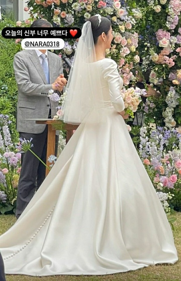 Cô dâu tháng 6 Jang Nara xinh đẹp rạng rỡ trong hôn lễ với chồng trẻ kém 6 tuổi - Ảnh 2.