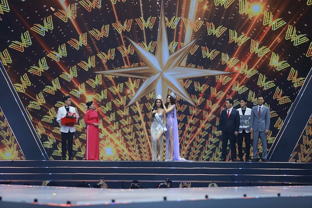 Khoảnh khắc đẹp nhất Hoa hậu Hoàn vũ Việt Nam 2022: Ngọc Châu được Khánh Vân trao vương miện Vinawoman - Ảnh 5.