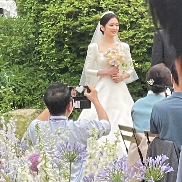 Toàn cảnh đám cưới hot nhất ngày: Jang Nara hôn chú rể say đắm, Lee Sang Yoon - Jung Yong Hwa và dàn sao hạng A có màn chúc mừng đặc biệt - Ảnh 5.