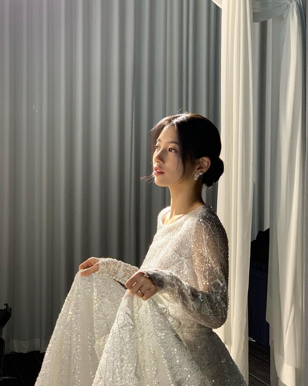 Mãn nhãn hậu trường cô dâu Suzy diện váy cưới tiền tỷ trong hôn lễ với CEO: Nữ thần đạt đến ngưỡng đỉnh cao nhan sắc rồi! - Ảnh 4.