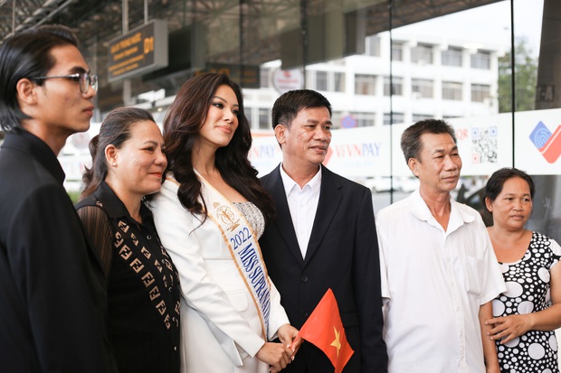 Kim Duyên lên đường đến Ba Lan dự thi Hoa hậu Siêu quốc gia: HHen Niê, Bảo Ngọc rạng rỡ đến tiễn - Ảnh 10.