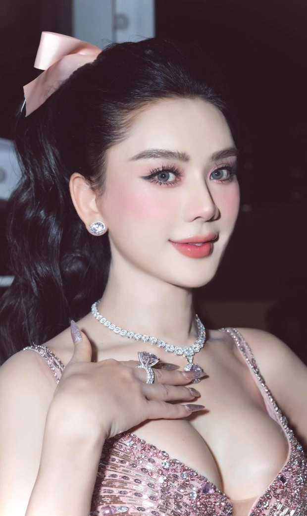 Mặc lại váy chung kết Miss World của Đỗ Thị Hà, Lâm Khánh Chi hóa búp bê quyến rũ ở tuổi 45 - Ảnh 3.