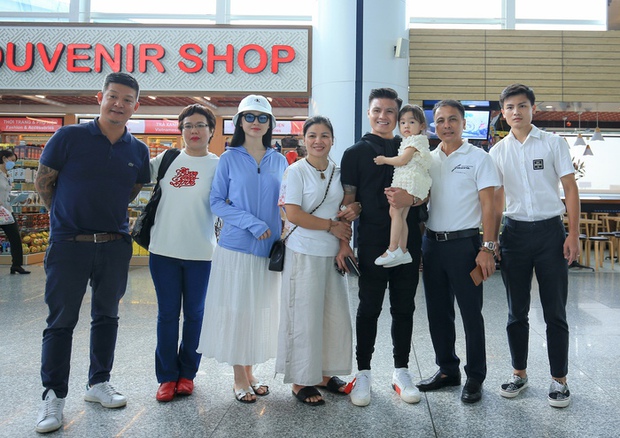 Quang Hải ngượng ngùng tạm biệt người yêu, được cháu gái hôn má trước khi sang Pháp - Ảnh 5. Quang Hải ngượng ngùng tạm biệt người yêu, được cháu gái hôn má trước khi sang Pháp - Ảnh 5.