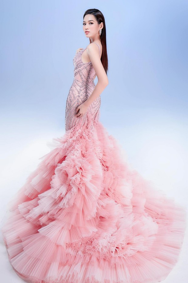Mặc lại váy chung kết Miss World của Đỗ Thị Hà, Lâm Khánh Chi hóa búp bê quyến rũ ở tuổi 45 - Ảnh 8.