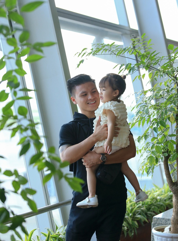 Quang Hải ngượng ngùng tạm biệt người yêu, được cháu gái hôn má trước khi sang Pháp - Ảnh 8. Quang Hải ngượng ngùng tạm biệt người yêu, được cháu gái hôn má trước khi sang Pháp - Ảnh 8.