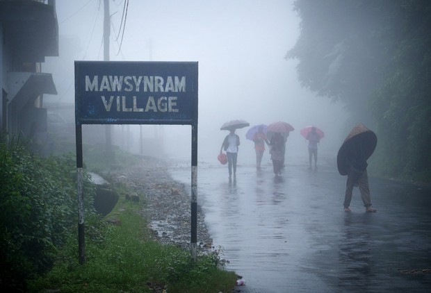 Cận cảnh ngôi làng ẩm ướt nhất thế giới, mưa gió tới mức người dân không hề thấy ánh mặt trời gần như cả năm - Ảnh 2.