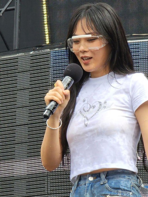 Nữ ca sĩ gặp sự cố tuột dây áo bikini trong lúc biểu diễn - Ảnh 2.
