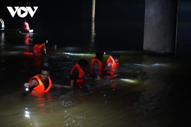 Xuyên đêm tìm kiếm 3 học sinh đuối nước mất tích tại Quảng Bình - Ảnh 2.
