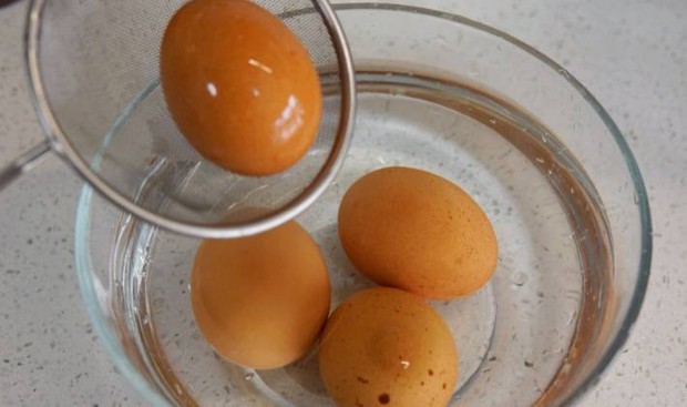Đừng chỉ cho nước vào luộc trứng, hãy nhớ thêm 2 thứ và làm thêm 1 công đoạn thì lòng đỏ trứng mới mềm, vỏ trứng dễ bóc - Ảnh 3.