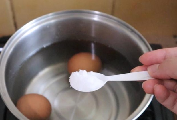 Đừng chỉ cho nước vào luộc trứng, hãy nhớ thêm 2 thứ và làm thêm 1 công đoạn thì lòng đỏ trứng mới mềm, vỏ trứng dễ bóc - Ảnh 2.