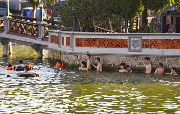 Hà Nội: Người dân bỏ tiền cải tạo ao làng ô nhiễm thành bể bơi miễn phí, cả xã rủ nhau đi tắm giải nhiệt  - Ảnh 8.