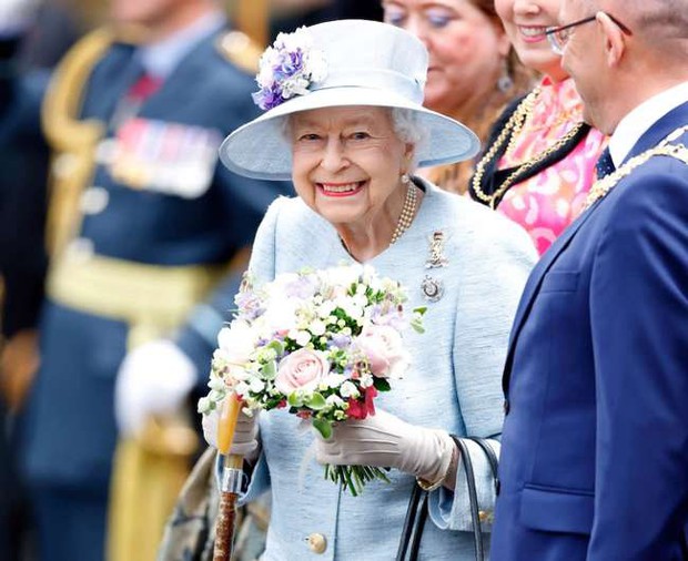 Nữ hoàng Anh lần đầu xuất hiện trước công chúng khi Thái tử Charles gây tranh cãi về việc nhận vali triệu đô - Ảnh 2.
