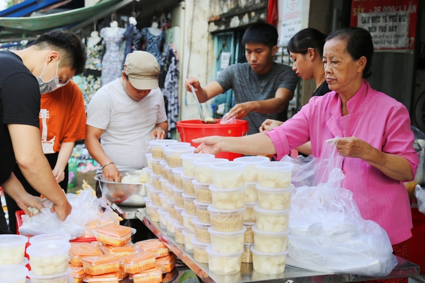 ẢNH: Người Sài Gòn tấp nập đi chợ Tết Đoan Ngọ, tiểu thương hào hứng vì đắt hàng: Một năm chỉ có một ngày - Ảnh 7.