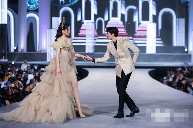Những lần Á hậu Phương Nga và bạn trai Bình An nhấn chìm sàn runway trong tình yêu - Ảnh 7.