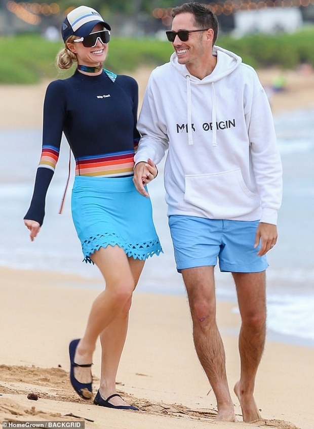 Kiều nữ Paris Hilton ngọt ngào khóa môi chồng trên bãi biển - Ảnh 2.