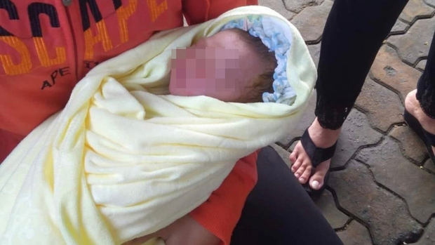 A newborn baby girl was abandoned inside the fence of a company in Binh Duong - Photo 1.