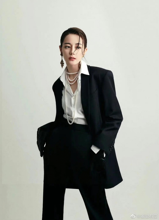 Địch Lệ Nhiệt Ba gây sốt với loạt ảnh diện vest cực ngầu - Ảnh 1. Địch Lệ Nhiệt Ba gây sốt với loạt ảnh diện vest cực ngầu - Ảnh 1.