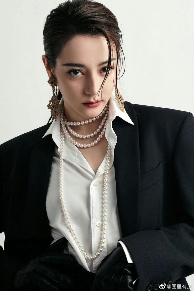 Địch Lệ Nhiệt Ba gây sốt với loạt ảnh diện vest cực ngầu - Ảnh 2. Địch Lệ Nhiệt Ba gây sốt với loạt ảnh diện vest cực ngầu - Ảnh 2.
