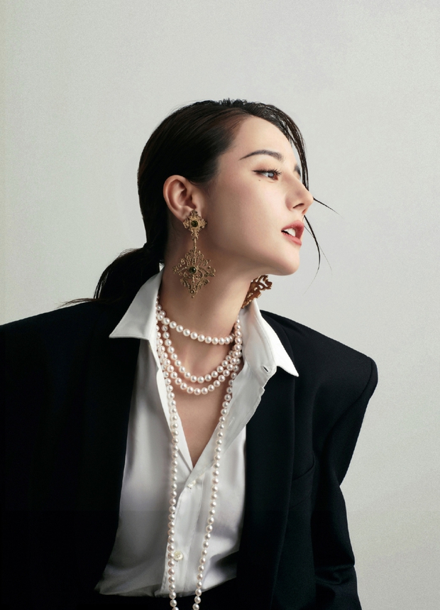 Địch Lệ Nhiệt Ba gây sốt với loạt ảnh diện vest cực ngầu - Ảnh 5. Địch Lệ Nhiệt Ba gây sốt với loạt ảnh diện vest cực ngầu - Ảnh 5.
