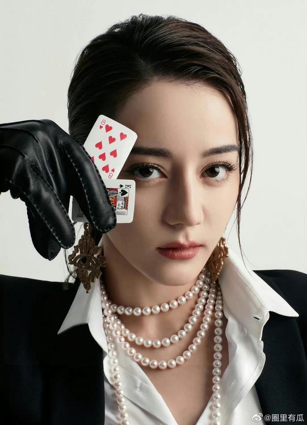 Địch Lệ Nhiệt Ba gây sốt với loạt ảnh diện vest cực ngầu - Ảnh 7. Địch Lệ Nhiệt Ba gây sốt với loạt ảnh diện vest cực ngầu - Ảnh 7.