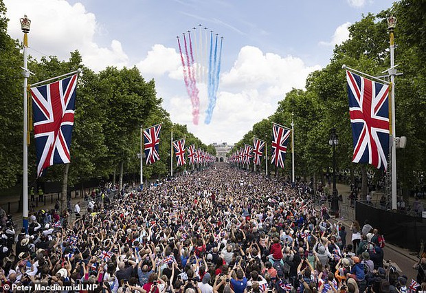 Toàn cảnh lễ diễu hành hoành tráng chưa từng có trong Đại lễ Bạck kim của Nữ hoàng Anh, người dân cả nước nô nức mở tiệc - Ảnh 1.