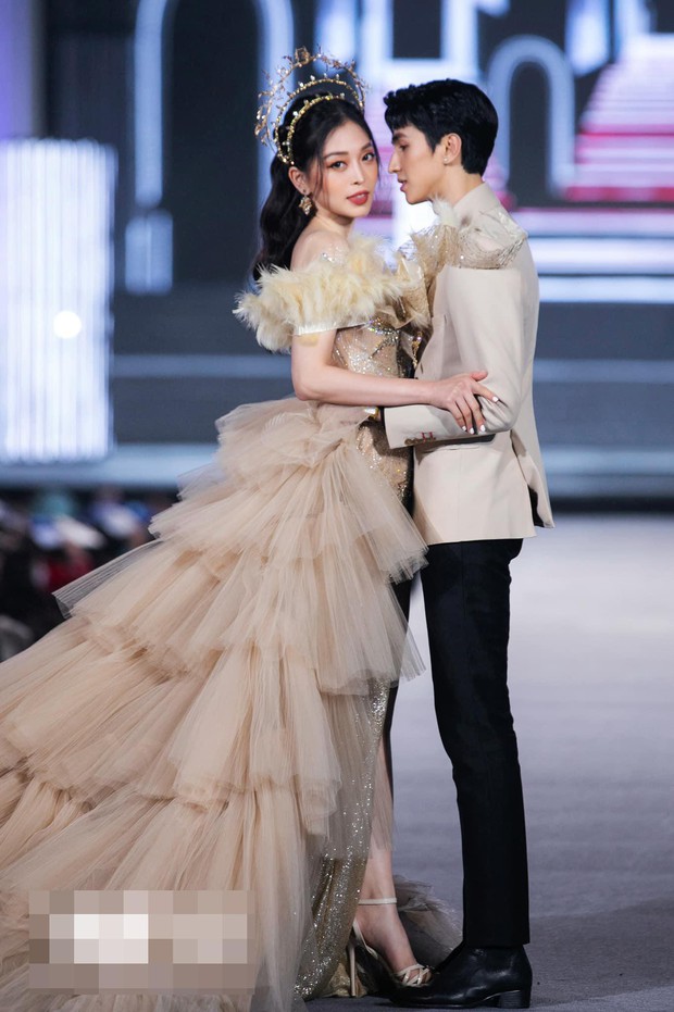 Những lần Á hậu Phương Nga và bạn trai Bình An nhấn chìm sàn runway trong tình yêu - Ảnh 8.
