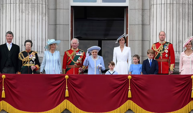 Khoảnh khắc cúi đầu đầy ý nghĩa của 3 con nhà Kate, công chúa Charlotte gây chú ý với loạt biểu cảm đáng yêu - Ảnh 9.