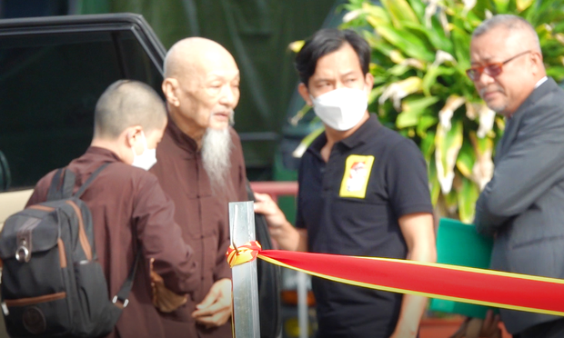 Bị cáo Lê Tùng Vân sức khỏe yếu, phải nhờ luật sư và người trong Tịnh thất Bồng Lai dìu vào phòng xử án - Ảnh 8.