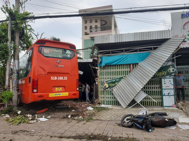 Xe khách Phương Trang lao vào quán cafe, 5 người thương vong - Ảnh 2.
