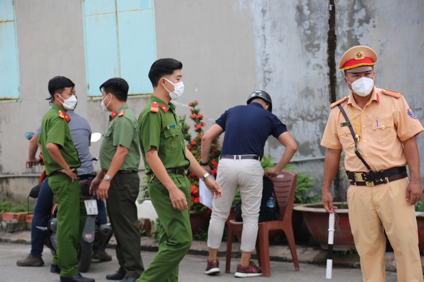 Bị cáo Lê Tùng Vân sức khỏe yếu, phải nhờ luật sư và người trong Tịnh thất Bồng Lai dìu vào phòng xử án - Ảnh 3. Bị cáo Lê Tùng Vân sức khỏe yếu, phải nhờ luật sư và người trong Tịnh thất Bồng Lai dìu vào phòng xử án - Ảnh 3.