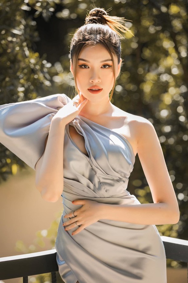 MC Hoa hậu Hoàn vũ Việt Nam 2022 sở hữu đôi chân dài 1m1, gây sốt với khả năng dẫn song ngữ - Ảnh 1.