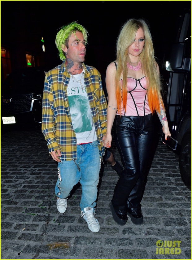 Ca sĩ Avril Lavigne gợi cảm đi dự tiệc cùng bạn trai tóc xanh - Ảnh 1.