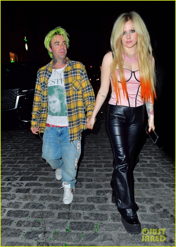 Ca sĩ Avril Lavigne gợi cảm đi dự tiệc cùng bạn trai tóc xanh - Ảnh 4.