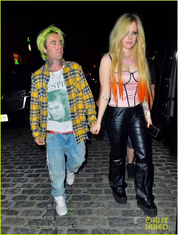 Ca sĩ Avril Lavigne gợi cảm đi dự tiệc cùng bạn trai tóc xanh - Ảnh 5.