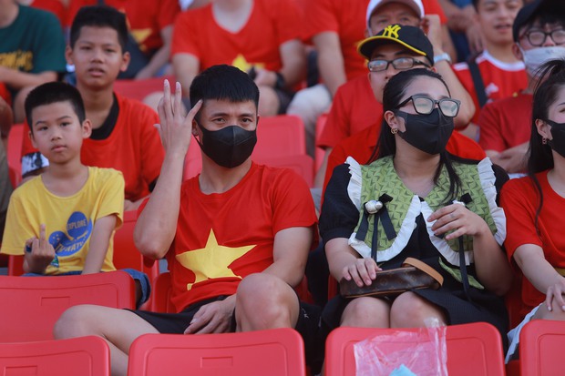 Bùi Tiến Dũng và vợ gặp sự cố, phải mặc áo đỏ mới được vào sân xem Viettel đấu Hà Nội - Ảnh 1.