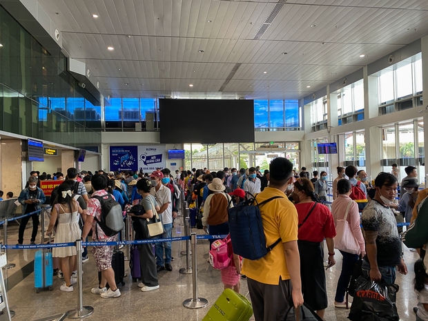 Ảnh, clip: Hàng loạt chuyến bay bị chậm giờ khởi hành, nghìn người ùn ứ tại sân bay Tân Sơn Nhất - Ảnh 8.