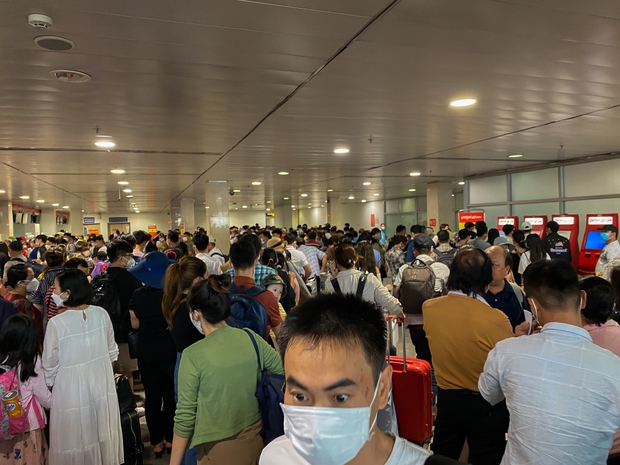 Ảnh, clip: Hàng loạt chuyến bay bị chậm giờ khởi hành, nghìn người ùn ứ tại sân bay Tân Sơn Nhất - Ảnh 2.