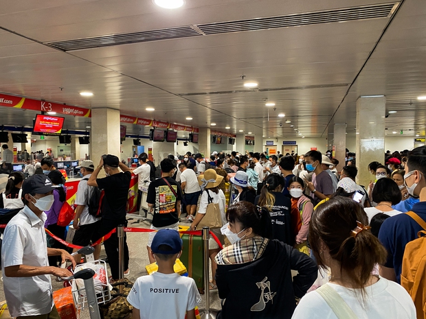 Ảnh, clip: Hàng loạt chuyến bay bị chậm giờ khởi hành, nghìn người ùn ứ tại sân bay Tân Sơn Nhất - Ảnh 14.