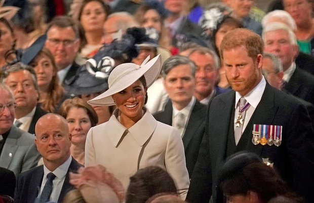 Nụ cười hoàn hảo của Meghan Markle trong mọi khoảnh khắc tại đại lễ Bạch Kim làm bùng nổ truyền thông - Ảnh 2. Nụ cười hoàn hảo của Meghan Markle trong mọi khoảnh khắc tại đại lễ Bạch Kim làm bùng nổ truyền thông - Ảnh 2.