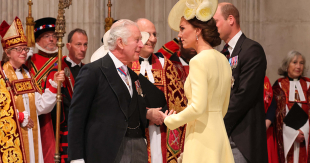 Khoảnh khắc đặc biệt cho thấy Công nương Kate được lòng bố mẹ chồng và cử chỉ đầy tinh tế của nàng dâu hoàng gia - Ảnh 2.