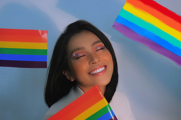 Miss Tieu Vy presented a set of photos taken with the green flag, voicing support for the LGBTQ+ community - Photo 4.