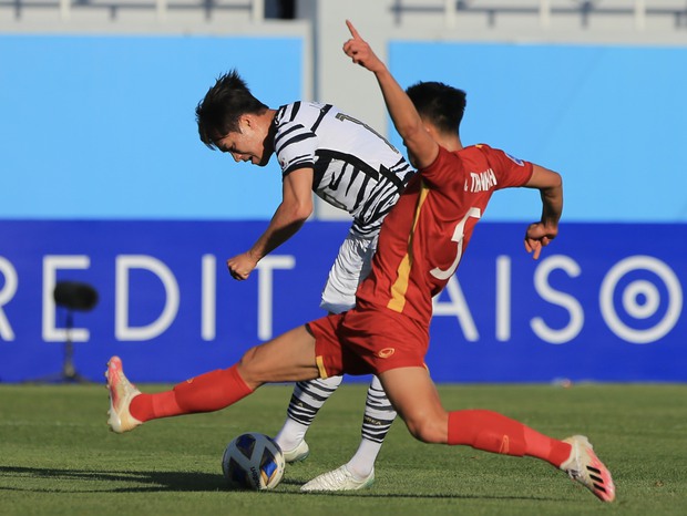 Thanh Bình thi đấu lăn xả sau khi khỏi bệnh, thủ môn Văn Chuẩn lấy cả thân mình cứu bóng - Ảnh 4.