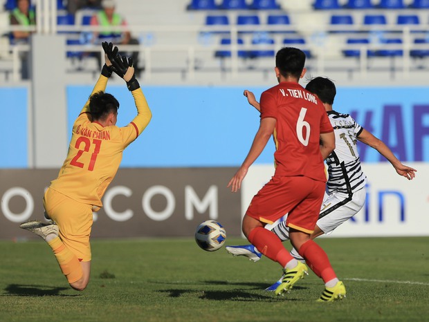 Thanh Bình thi đấu lăn xả sau khi khỏi bệnh, thủ môn Văn Chuẩn lấy cả thân mình cứu bóng - Ảnh 8.