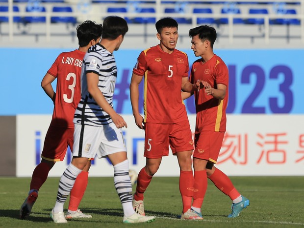 Thanh Bình thi đấu lăn xả sau khi khỏi bệnh, thủ môn Văn Chuẩn lấy cả thân mình cứu bóng - Ảnh 2.